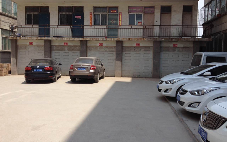 山西超躍對和平路新南莊小區進行車庫門檢修