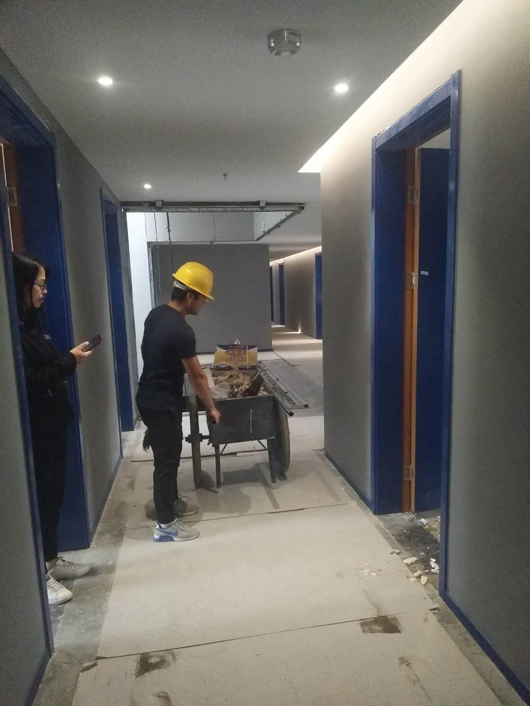 2018年5月6日工師傅們?cè)趯?shí)施***后一道工序打膠并打掃衛(wèi)生。